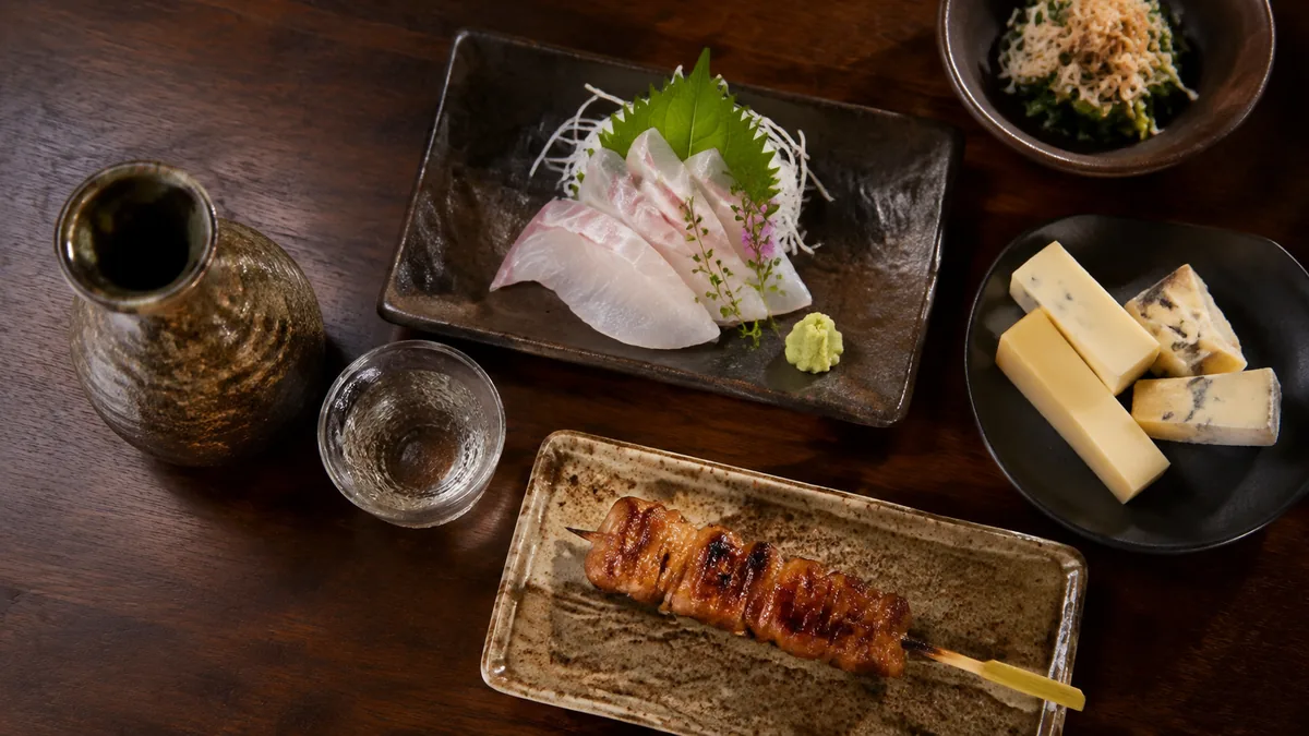 Accords mets et saké avec sashimi, fromage et brochette grillée