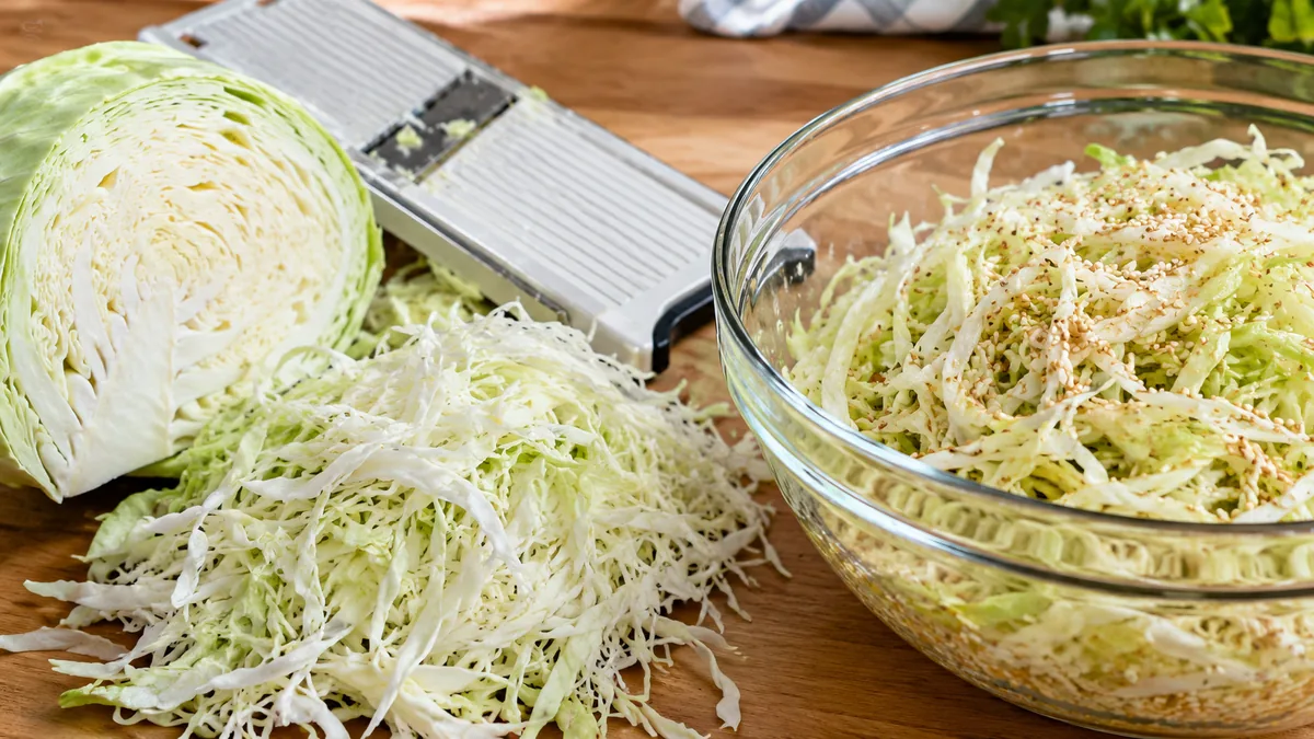 Chou blanc finement émincé pour salade japonaise
