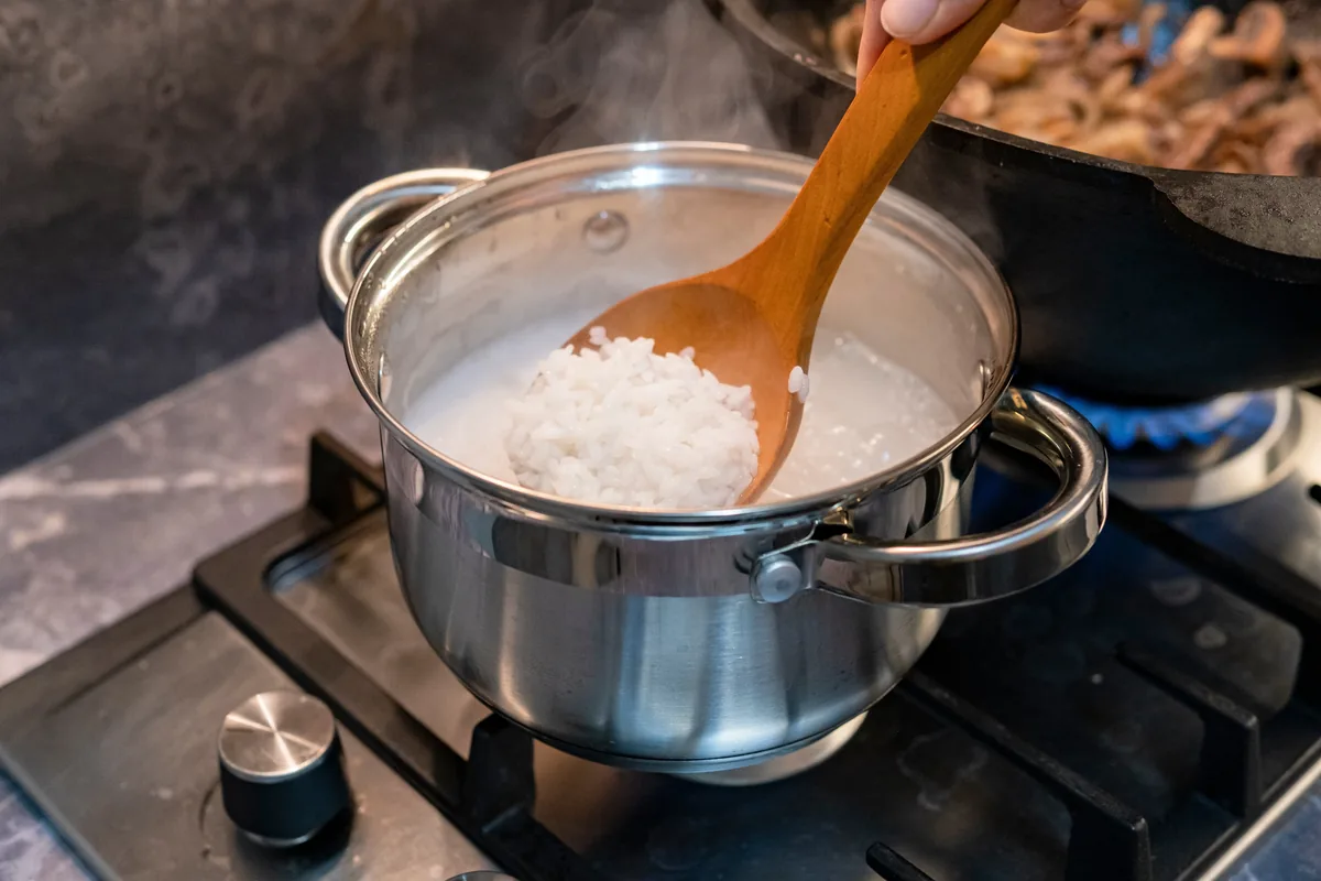 Riz japonais cuit à la casserole pour recette riz sushi